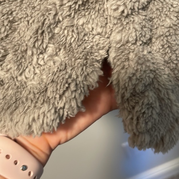 Furry diamond patterned fleece size large. - Picture 5 of 8